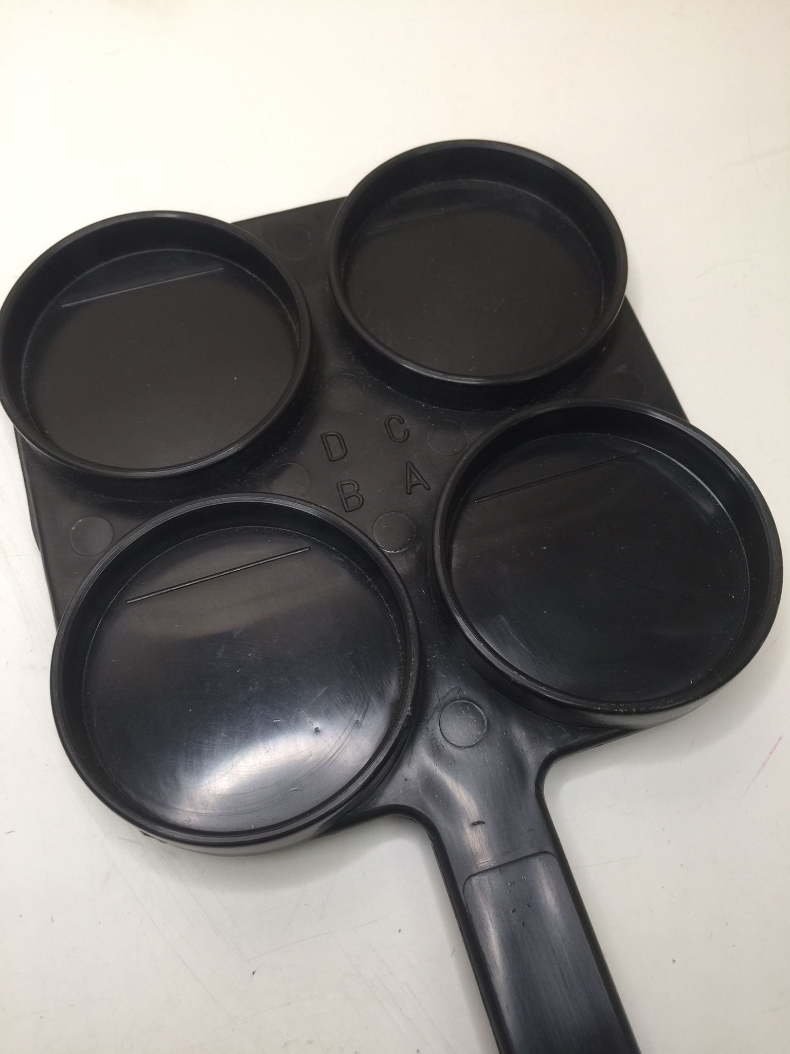 Bandeja de cuatro pocillos para el test reactivo de mamitis y control de mastitis - IGORMA Canarias