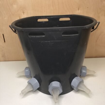 Cubo gris de lactancia con 5 tetinas de silicona para baifos y cabritos - IGORMA Canarias