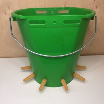 Cubo de 8 litros para alimentar baifos y cabritos con 6 tetinas de silicona - IGORMA Canarias