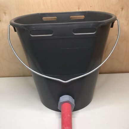 Cubo gris de 8 litros para alimentar terneros con tetina de caucho roja - IGORMA Canarias