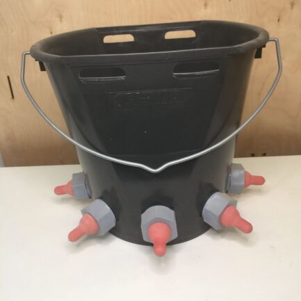 Cubo gris de lactancia con 5 tetinas rojas de goma para baifos y cabritos - IGORMA Canarias