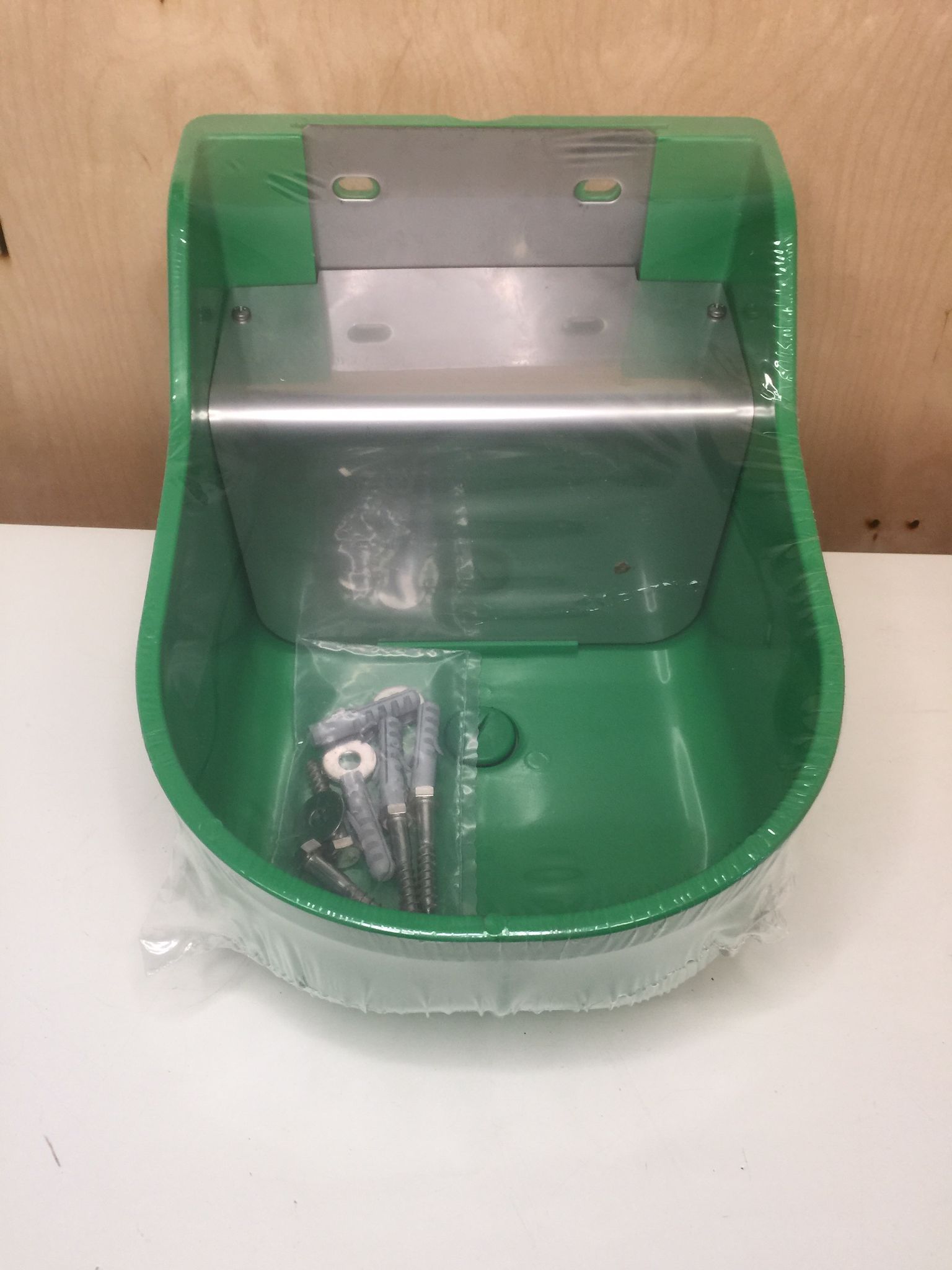 Bebedero verde con boya a nivel constante de 4,5 litros para ganado - IGORMA Canarias