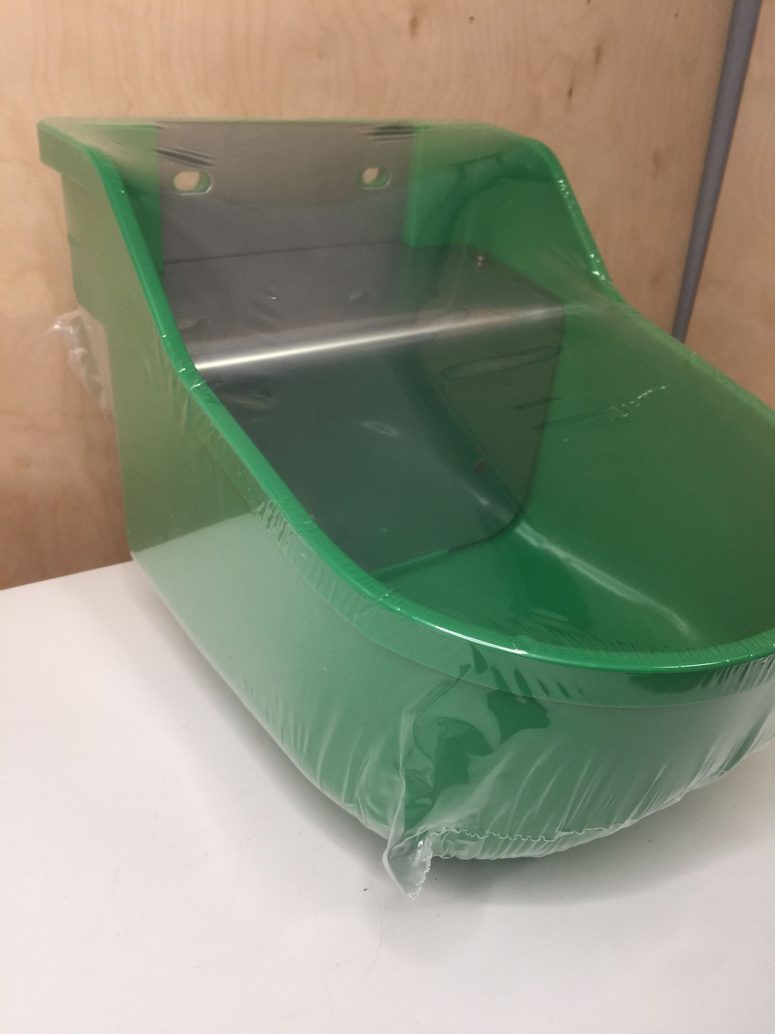 Bebedero verde con boya a nivel constante de 4,5 litros para ganado - IGORMA Canarias