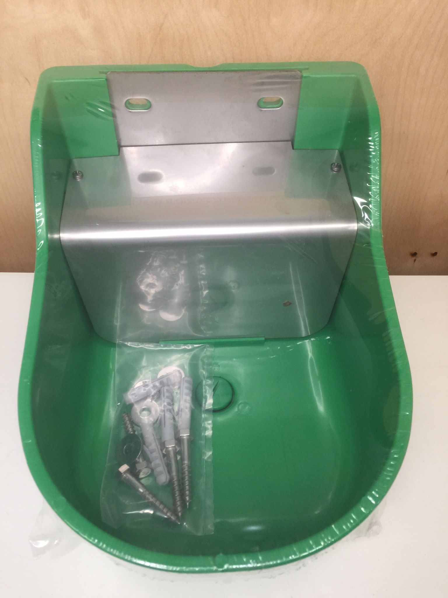 Bebedero verde con boya a nivel constante de 4,5 litros para ganado - IGORMA Canarias