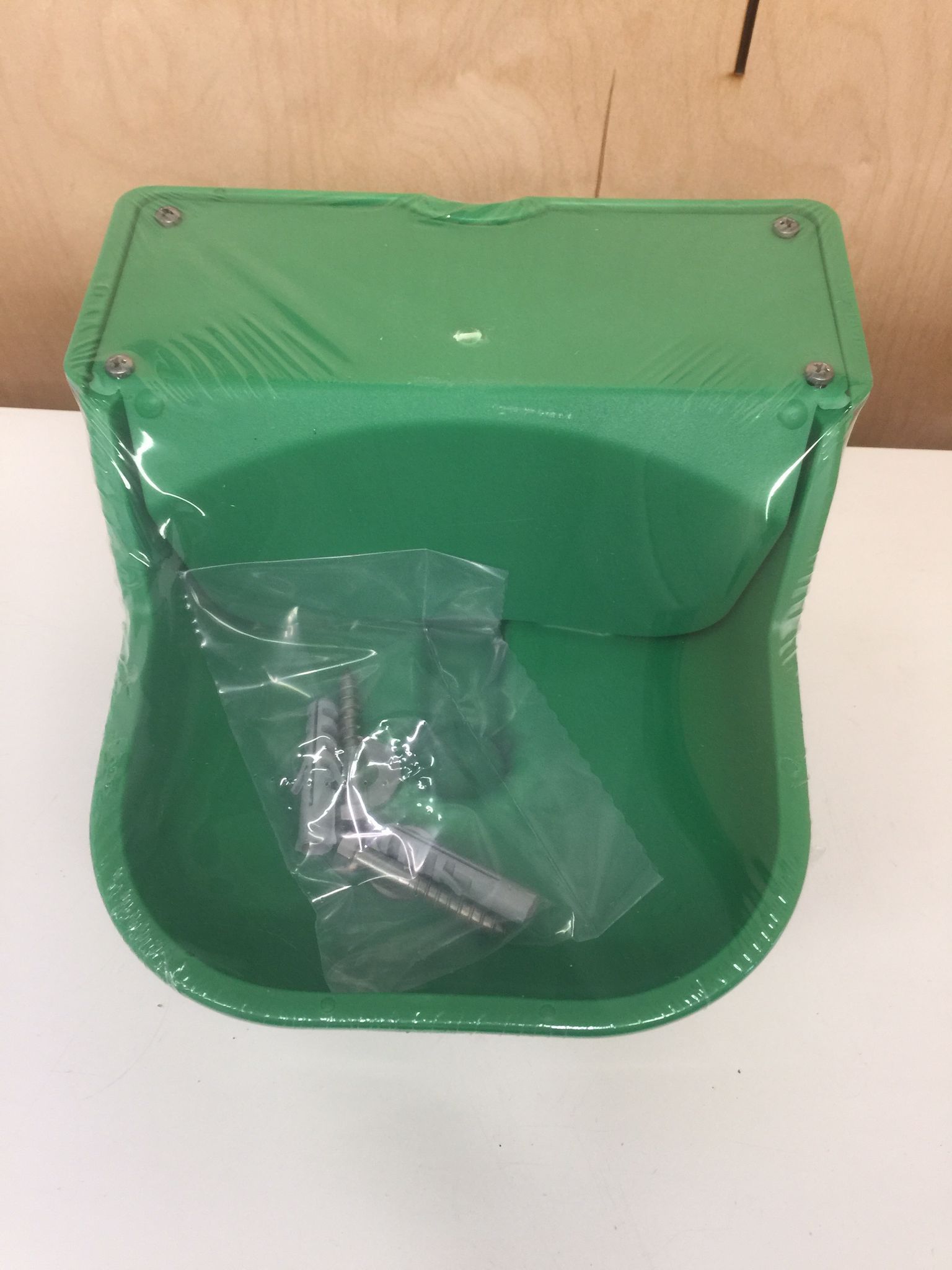 Bebedero verde con boya a nivel constante de 1,5 litros para ganado - IGORMA Canarias